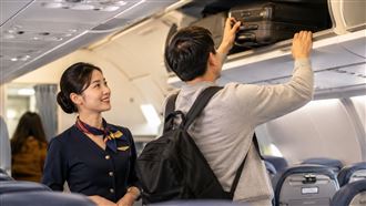 空姐：是否經常搭機，登機一習慣即可判斷