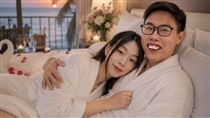 鄧佳華爆娶簡簡度蜜月！揭床上相擁親密照