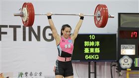 114年全運會　郭婞淳64公斤級舉重輕鬆摘金台灣「舉重女神」郭婞淳（圖）20日在114年全國運動會女子64公斤級，以抓舉98公斤、挺舉130公斤，總和228公斤輕鬆摘金，其中挺舉、總和雙破大會紀錄。中央社記者翁睿坤攝　114年10月20日