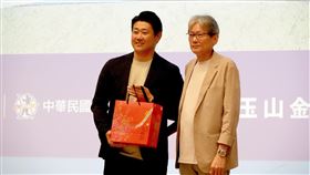 玉山盃青棒賽開幕式　松(土反)大輔與郭泰源合影115年玉山盃全國青棒錦標賽開幕式8日舉行，「平成怪物」松(土反)大輔（左）來台參加，台灣旅日傳奇球星郭泰源（右）也有出席，並代表送上伴手禮。中央社記者謝靜雯攝　115年6月8日