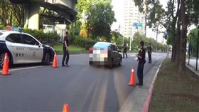駕車拒攔檢警開2槍　男負傷逃逸終落網余姓男子18日清晨在台北市信義區駕駛灰色自小客車遇路檢，不僅拒檢還衝撞員警，警方對車開2槍後余男趁隙逃逸，不過最終仍遭圍捕逮獲；余男背部有擦傷，送醫無生命危險。（翻攝畫面）中央社記者劉建邦傳真  114年7月18日