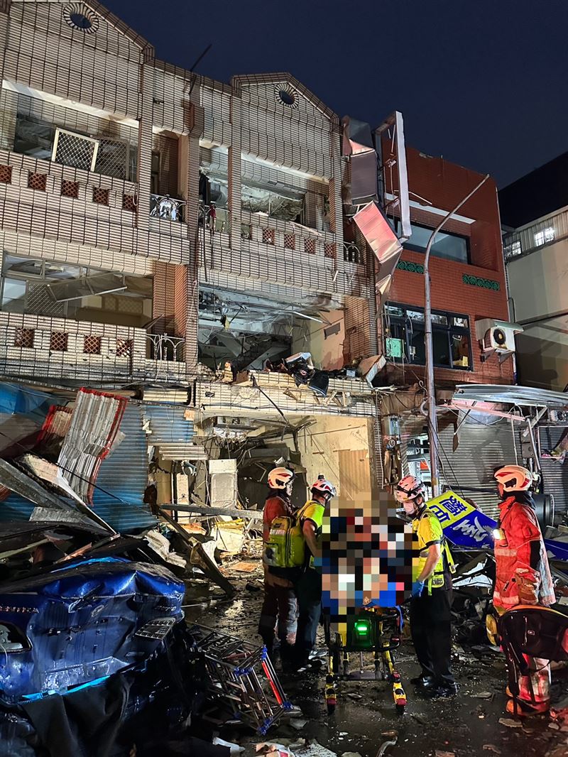 新竹市高翠路一家便當店發生瓦斯氣爆，造成4人受傷，其中隔壁一對老夫妻遭波及命危。（圖／翻攝畫面）
