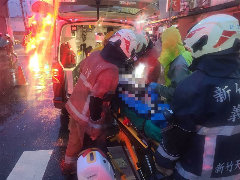 氣爆傷者送醫。（圖／翻攝畫面）