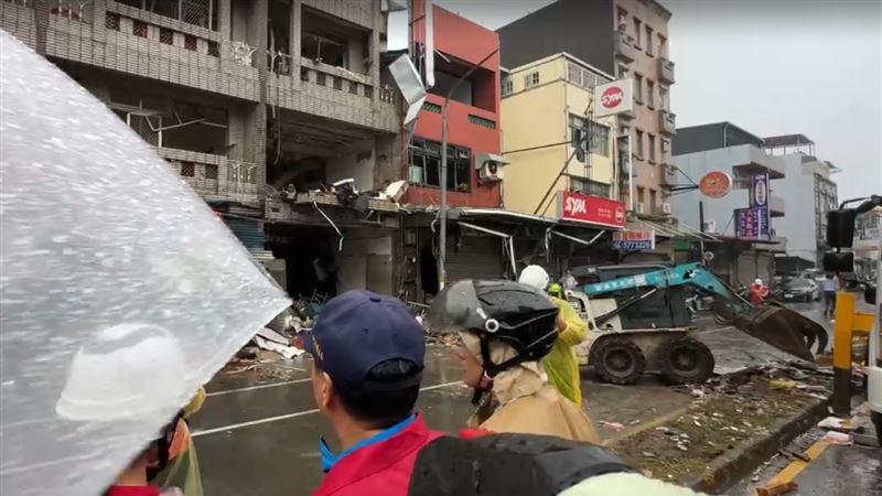 目前救援行動已告一段落，但善後工程才剛開始，氣爆威力巨大，導致街道一片凌亂。（圖／翻攝畫面）
