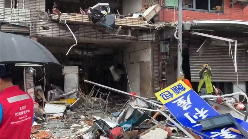 新竹市東區高翠路今年剛開幕的知名連鎖便當店，今天（9日）凌晨3時許不明原因發生嚴重氣爆。（圖／翻攝畫面）