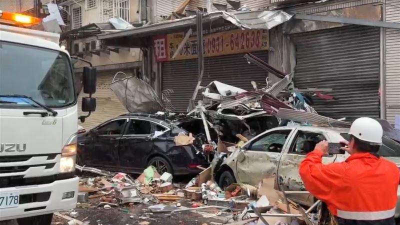 目前市府出動機具清除街道，要在上班前，先讓道路恢復通行。（圖／翻攝畫面）