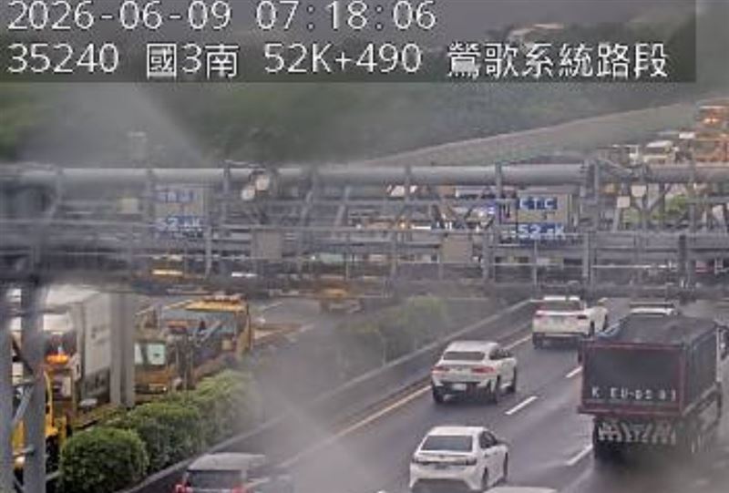 國3今晨發生小貨車自撞翻覆事故，造成後方車輛剎車不及追撞。（圖／翻攝自高公局）