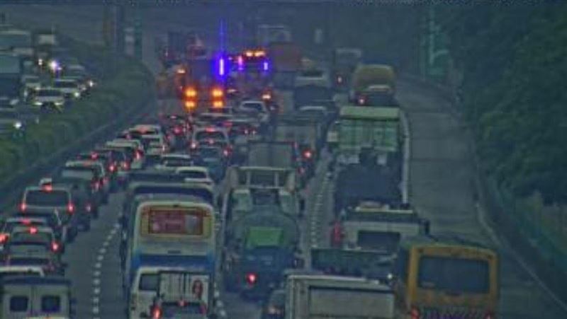 國3今晨小貨車翻覆5車追撞 回堵5公里