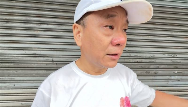 便當店隔壁的麵包店老夫妻遭磚瓦壓傷,救出時已無生命跡象,鄰居落淚不捨。(圖/翻攝畫面)