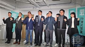 黃國昌任內晉升2名副祕書長謝泊泓、黃成峻，先後爆出桃色粉味醜聞遭諷「道德二本柱」。圖為黃宣布一級主管畫面。（圖／鏡週刊）