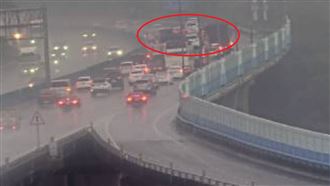 新／國道事故…大、小貨車雨中追撞占2道