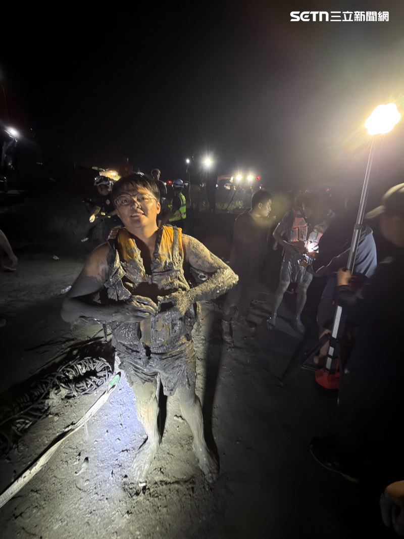 搜救人員利用船艇及繩索投入大量搜救人力，克服困難，滿身泥濘，將人順利救出。（圖／翻攝畫面）