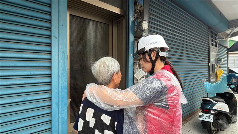 新竹市長高虹安前往氣爆現場了解狀況。（圖／新竹市政府提供）