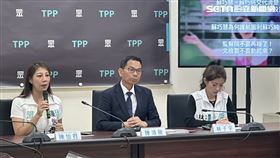 民眾黨立委陳清龍(中)民眾黨新北市議員參選人陳怡君(左)林子宇(右)（圖／記者詹宜庭攝影）