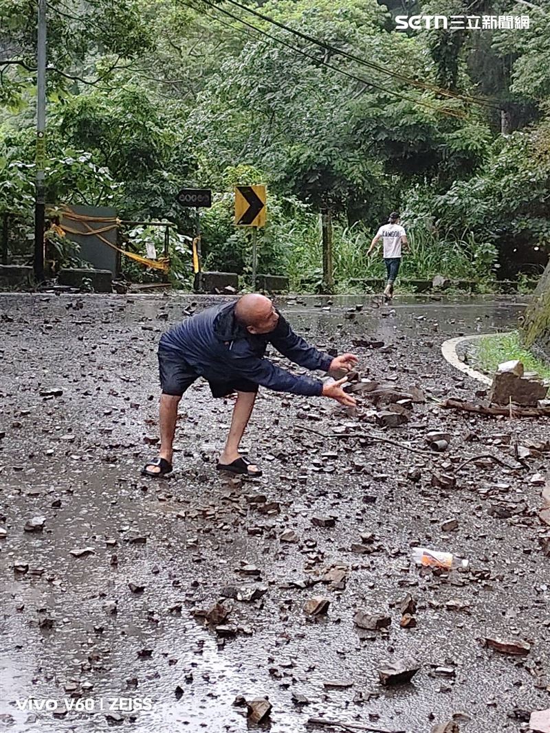 村長楊惠福與三名熱心的部落族人恰巧開車經過該路段,決定不等大型機具進駐,立刻下車展開救援行動。(圖/翻攝臉書)