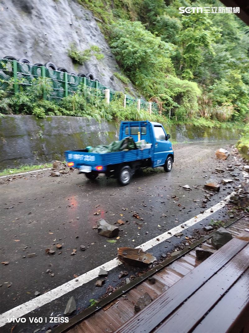 在村長跟村民通力合作下,終於清出一條路讓車輛通行。(圖/翻攝臉書)