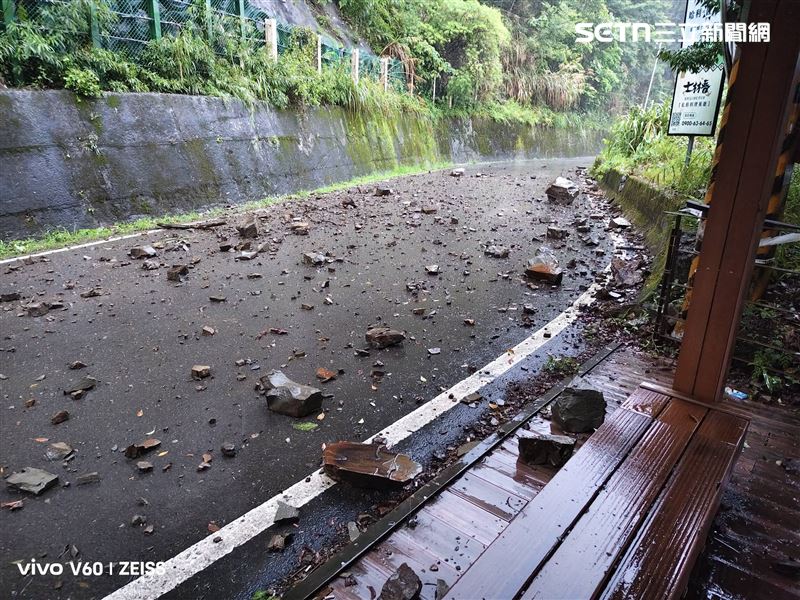 泰安今天緊急停班停課,一早路上就佈滿由山上掉落的大大小小碎石。(圖/翻攝臉書)