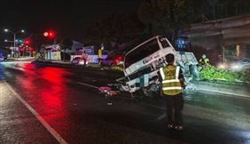 雨彈轟整夜！台中小貨車打滑失控「騎上分隔島」撞斷路燈　2傷急送醫（圖／翻攝畫面）