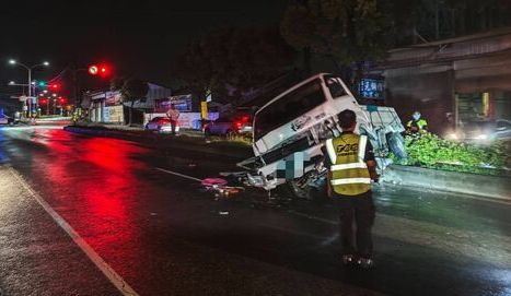 雨轟整夜!貨車打滑「騎分隔島」撞斷路燈