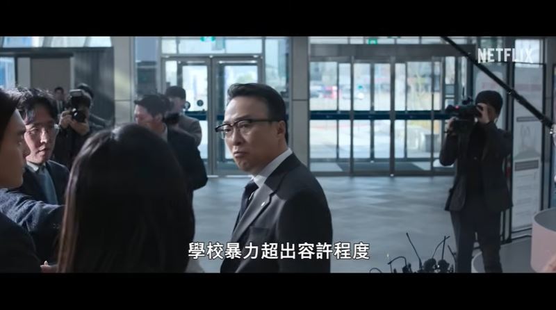《鐵權教育》震撼全亞洲原因曝光！以暴制暴痛打霸凌者　全網大呼過癮。（圖／翻攝自《鐵權教育》正式預告、正式前導預告）