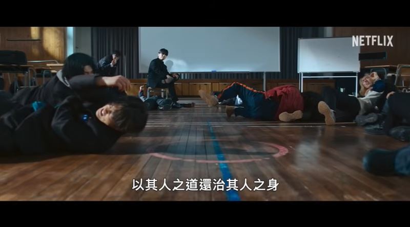 《鐵權教育》震撼全亞洲原因曝光！以暴制暴痛打霸凌者　全網大呼過癮。（圖／翻攝自《鐵權教育》正式預告、正式前導預告）