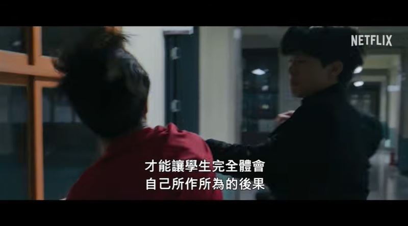 《鐵權教育》震撼全亞洲原因曝光！以暴制暴痛打霸凌者　全網大呼過癮。（圖／翻攝自《鐵權教育》正式預告、正式前導預告）
