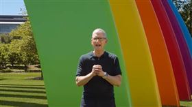 蘋果WWDC 2026發表新一代作業系統與全新AI布局，焦點集中在升級版Apple Intelligence與強化後的「Siri AI」。不過，市場反應仍偏冷淡，蘋果股價下跌5.8元、跌幅1.89%，收在301.54元。（圖／翻攝自YT＠Apple）