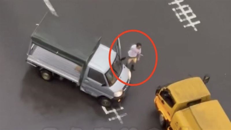桃園毒蟲逼停垃圾車!亮西瓜刀叫囂畫面曝