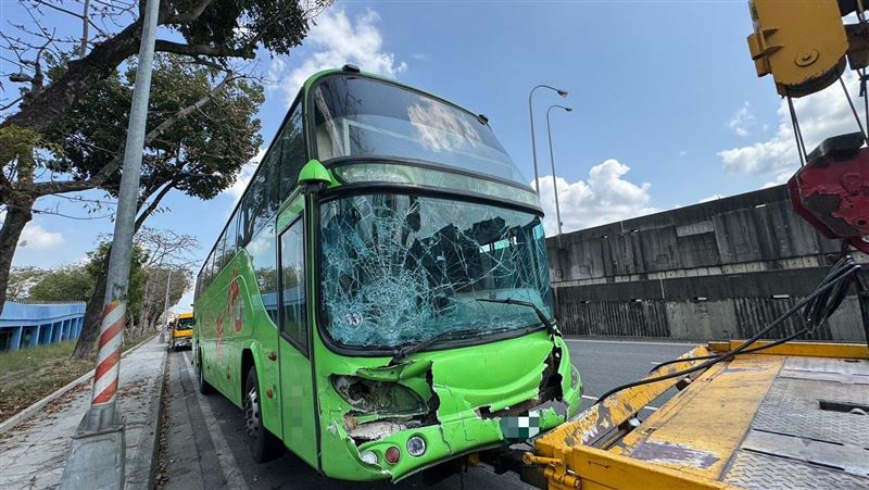 新/沒看路?統聯客運無減速追撞2車