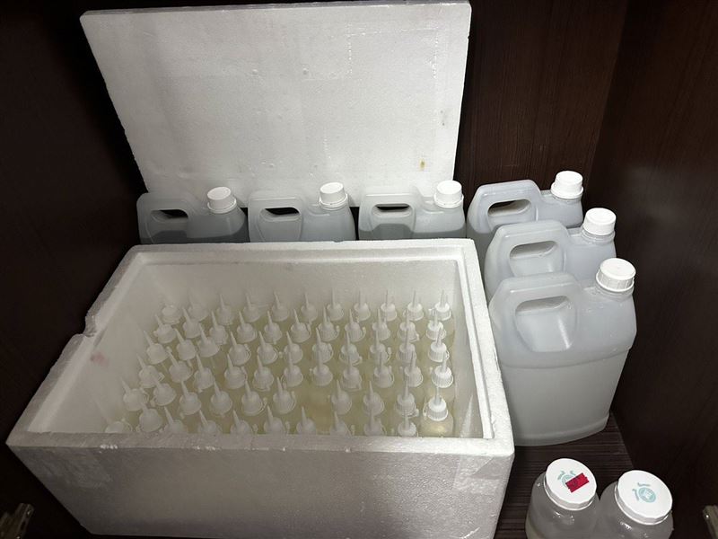 專案小組清點現場查扣的證物，桌面上擺滿了丙二醇、甘油及各式製毒化學試劑。（圖／翻攝畫面）