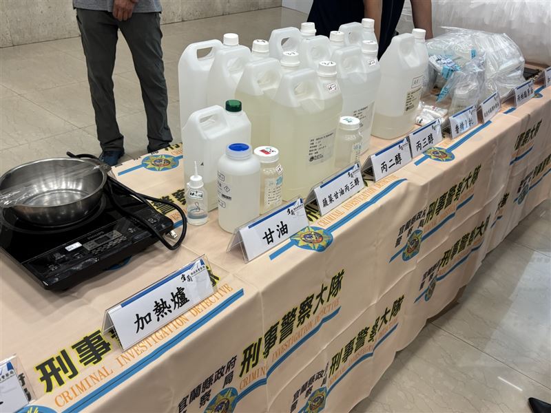 警方在民宅套房內搜出大量用於製造「喪屍煙彈」的化學原料、調和煙油以及專業分裝設備。（圖／記者鍾昀軒攝影）