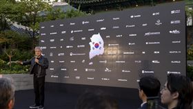 輝達執行長黃仁勳訪問南韓掀起旋風，但他拒絕出席國會聽證的行徑，也引發了美國政壇不滿。民主黨籍參議員華倫怒批對方對方「有空陪川普見習近平，卻沒空來國會？」（圖／翻攝自X平台 @nvidianewsroom）