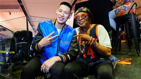 林書豪與好萊塢大導演史派克·李（Spike Lee）合照。（圖／美聯社／達志影像）