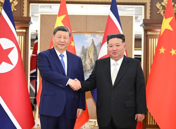 中國國家主席習近平日前到北韓訪問,與金正恩舉行會談。兩國同聲譴責日本新軍國主義復辟。(圖/翻攝自中國外交部網站)