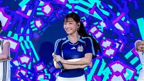申力安與舞者勁歌熱舞，展現舞台魅力。（圖／台灣運彩提供）