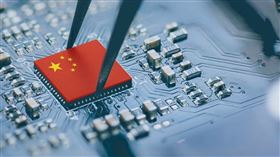 美國戰爭部最新公告「支援中國軍方」的企業黑名單，除了電商巨頭阿里巴巴（BABA）、全球電動車龍頭比亞迪（BYD），以及搜尋引擎巨擘百度（BIDU）之外，也重新納入了號稱「中國記憶體雙雄」的長江存儲（YMTC）與長鑫存儲（CXMT）。（示意圖／翻攝自X平台 @SputnikInt）