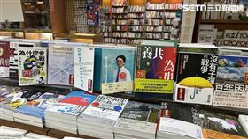 北市重慶南路的書店將黃國昌新書「向光前行」被放在「養共為患」的旁邊（圖／記者詹宜庭攝影）