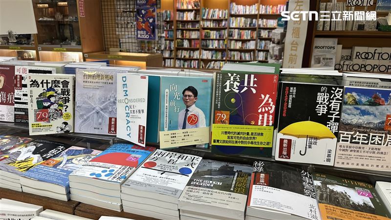 直擊/黃國昌新書被擺在《養共為患》旁