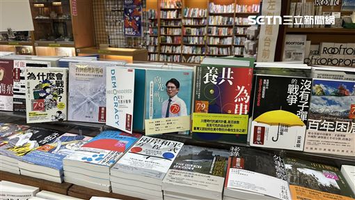 直擊／黃國昌新書被擺在《養共為患》旁