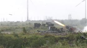 「重砲射擊暨新式武器換裝驗證」射擊訓練，雷霆2000多管火箭系統震撼開砲（圖／翻攝畫面）