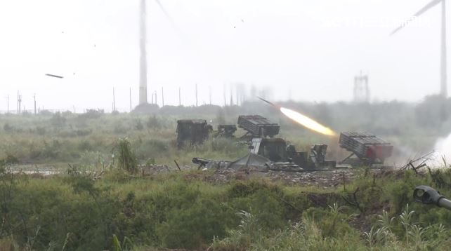 畫面曝!雷霆2000、M109A2震撼射擊