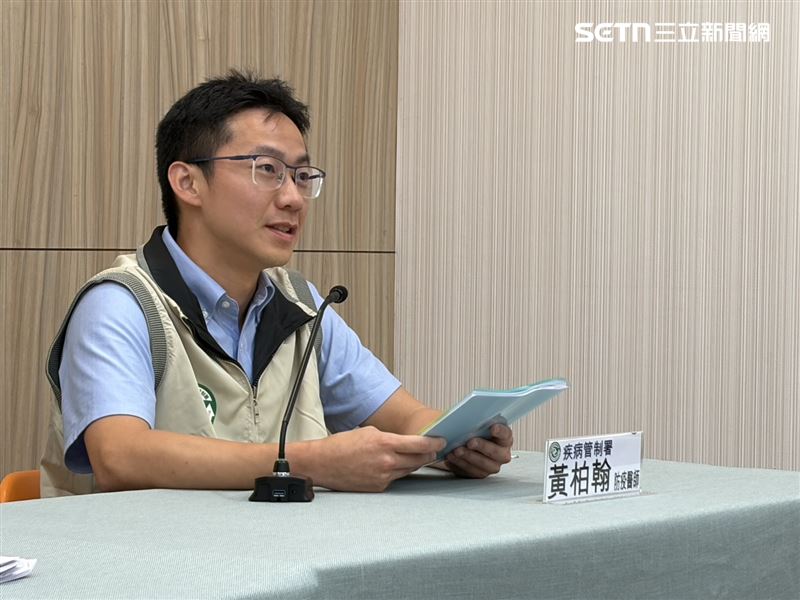 疾管署防疫醫師黃柏翰說明副傷寒個案。(圖/記者簡浩正攝影)
