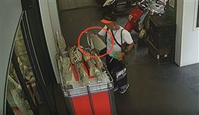 豐原廟東小偷出沒！慣竊伯「背滿戰利品」畫面曝光　受害網友崩潰（圖／翻攝自Threads @__huo7）