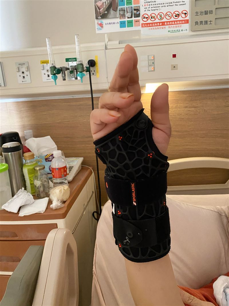 李如麟手部開刀完復健中。(圖/李如麟粉絲團提供)
