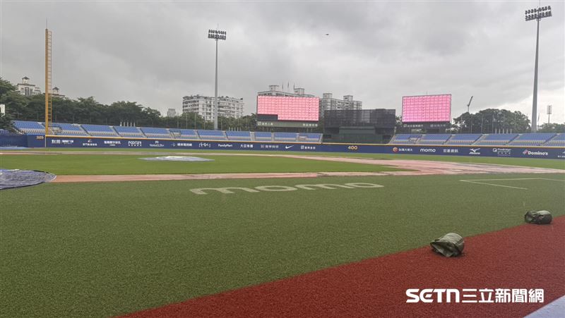新莊棒球場受雨勢影響無法進行賽事。(圖/記者黃耿誼攝影)