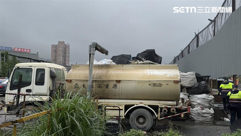 印尼籍達姓逃逸移工操作洗砂機時,頭髮疑似被捲入輸送帶後,整個人再被拋飛掉落水坑而亡。(圖/民眾提供)
