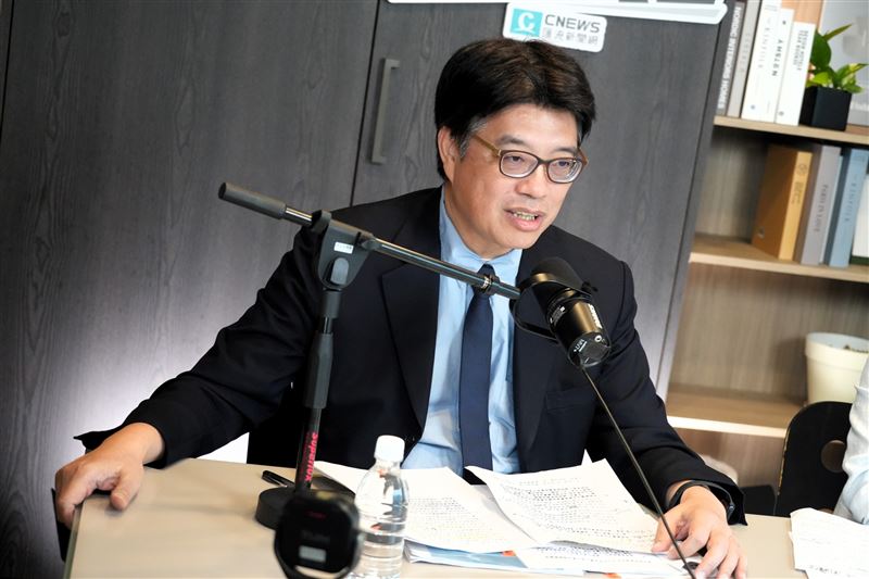 陸委會主委邱垂正今(9)日接受主持人黃光芹《CNEWS匯流新聞網》政論live直播節目《中午來開匯》專訪。(圖/CNEWS匯流新聞網 中午來開匯提供)