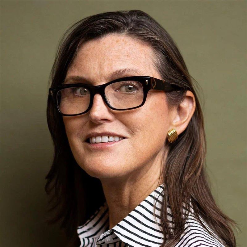 「女股神」伍德(Cathie Wood)看準時機,在美國AI晶片巨擘博通(Broadcom)財報、財測雙暴雷後的兩天20%修正之際,砸下約2.7億台幣狂掃逾2萬股博通。(圖/翻攝自X平台 @Cointelegraph)