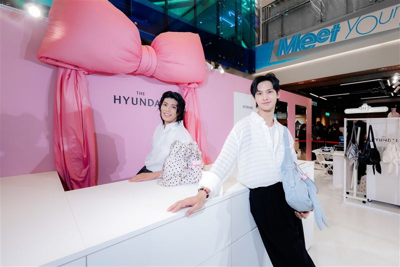 「FEniX」陳峻廷(左)、夏浦洋(右)出席品牌活動。(圖/THE HYUNDAI 現代百貨提供)