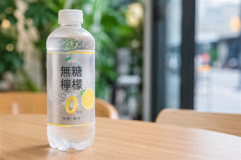 營養師錢靜蓉指出，無糖、零卡飲料不代表更健康。長期依賴代糖飲品，可能讓大腦持續渴望甜味，增加吃甜食的慾望，甚至影響體重控制，與心血管疾病等風險相關。（圖／AI製圖）